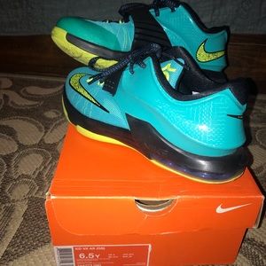 KD VII size 6.5 Y. Women’s size 8